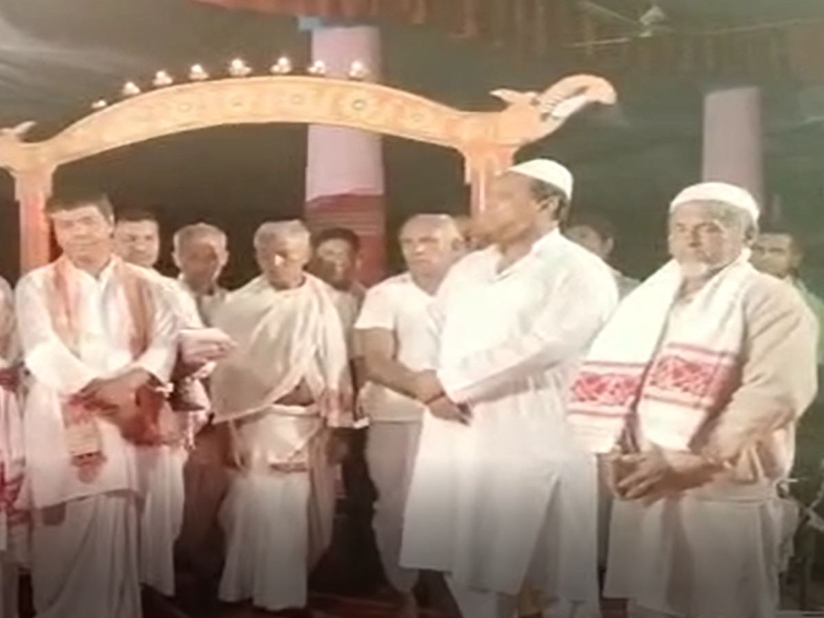 Assam: असम में नज़र आई हिन्दू-मुस्लिम एकता की तस्वीर; हज पर जाने वाले लोगों को गमछा पहना कर किया सम्मानित
