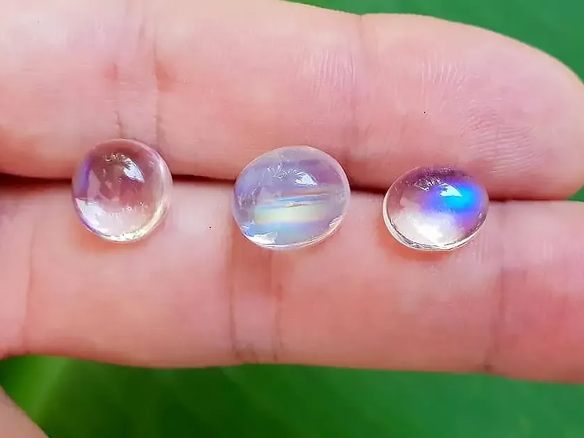 Moonstone कूटकूट कर कॉन्फिडेंस भर देता है ये चमत्‍कारिक रत्‍न! तनाव