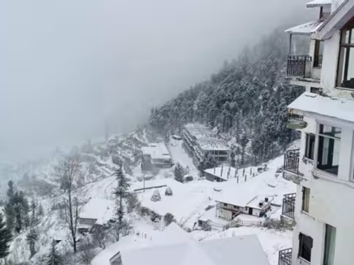 Himachal Weather Update: मई महीने में बर्फ की चादर से ढके रहे हिमाचल के कई शहर, बढ़ी ठंड