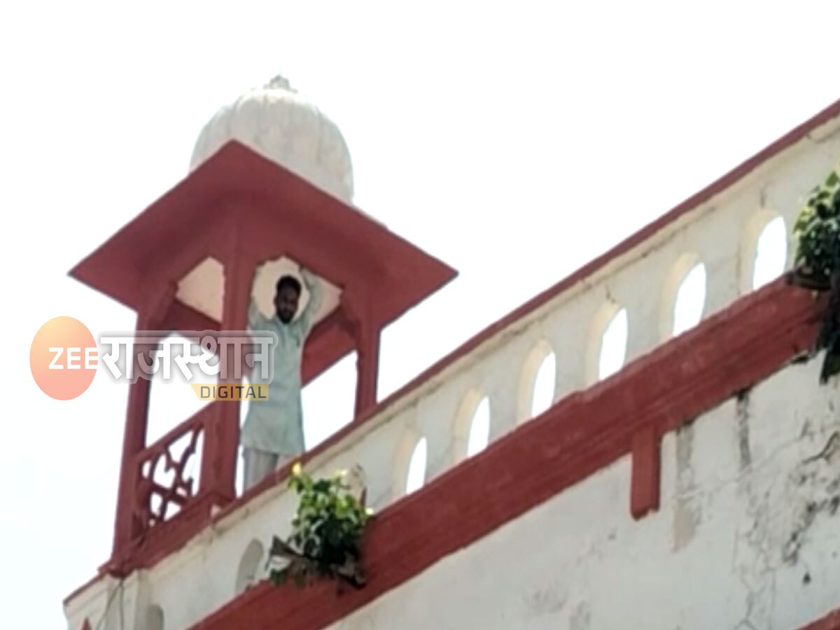 अलवर: पार्षद ने नगर परिषद की छत पर चढ़कर जमकर काटा हंगामा,जानिए क्या है वजह