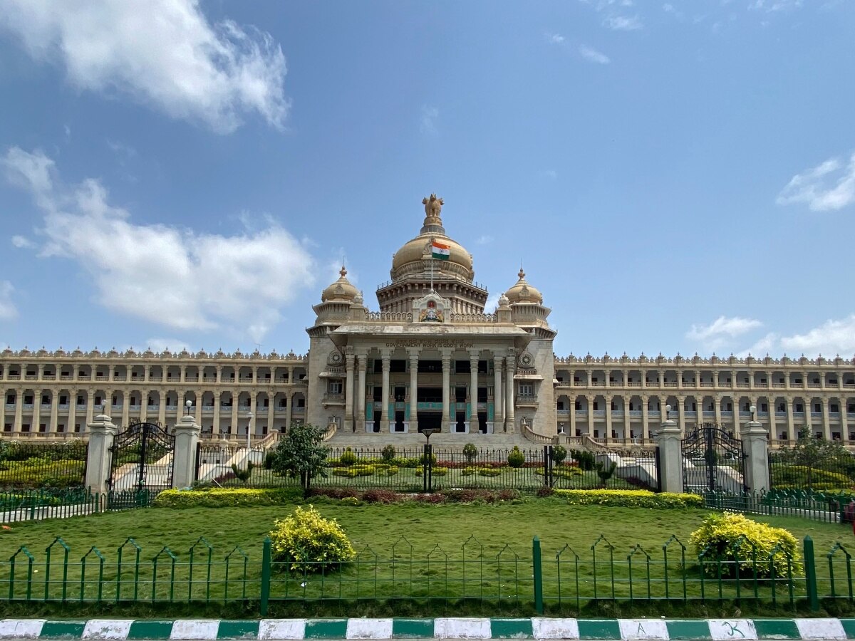 Karnataka Elections 2023: कर्नाटक में थम गया चुनाव प्रचार, जानें किन मुद्दों के इर्द-गिर्द रही सियासत