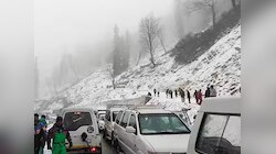 रोहतांग पास में भारी बर्फबारी, 500 से ज्यादा वाहन फंसे; चलाया गया रेस्क्यू अभियान