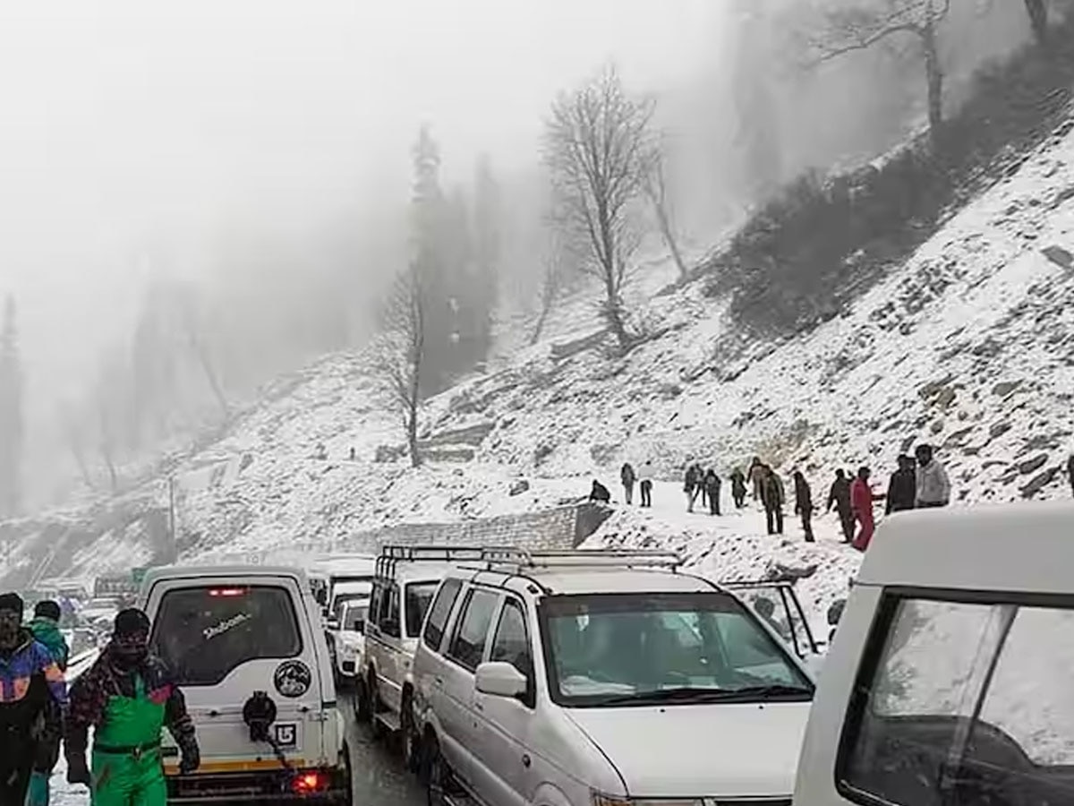 Snowfall in Rohtang Pass: अटल टनल रोहतांग में भारी बर्फबारी, 500 से ज्यादा वाहन फंसे; मनाली पुलिस ने चलाया रेस्क्यू ऑपरेशन