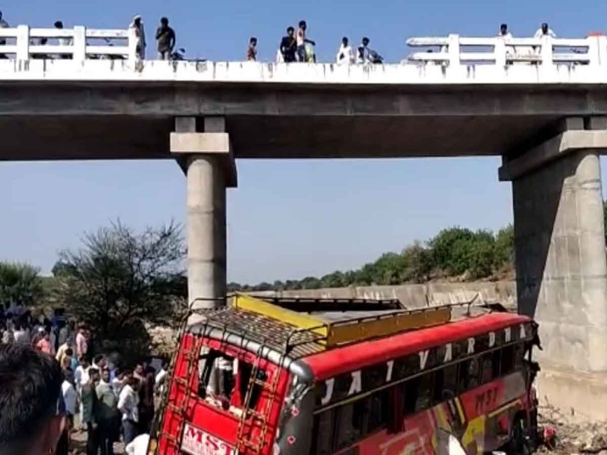 Madhya Pradesh: खरगोन से इंदौर जा रही बस पुल से गिरी, 15 यात्रियों की मौत, 25 घायल