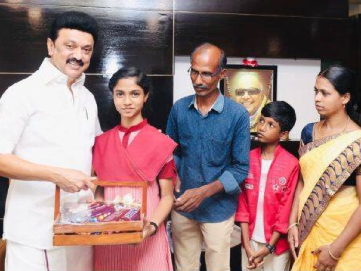 carpenters-daughter-s-nandhini-scored-600-out-of-600-marks-in-tamil