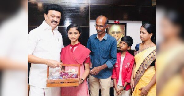 carpenters-daughter-s-nandhini-scored-600-out-of-600-marks-in-tamil