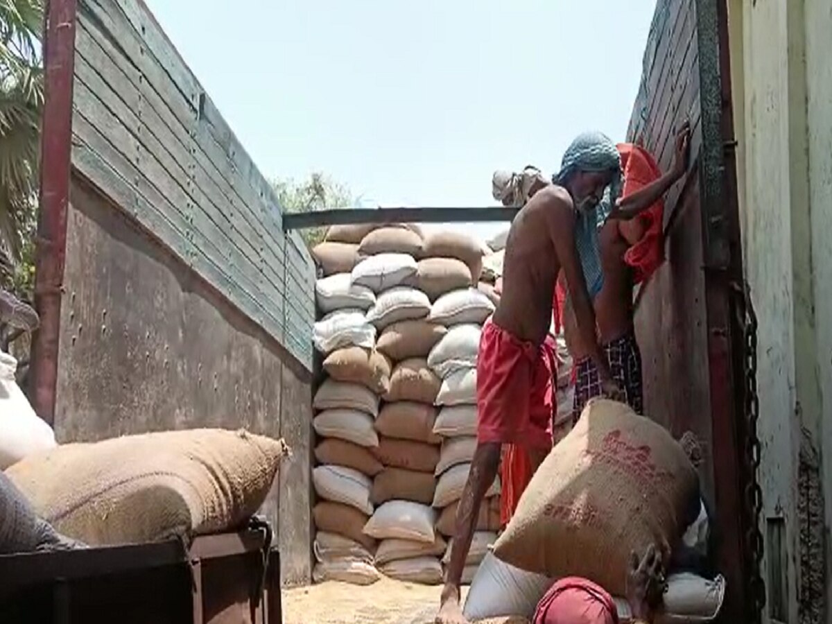 Forced to work without water in scorching sun no arrangement in government  godown to avoid heat | चिलचिलाती धूप में बिना पानी के काम करने को मजबूर,  गर्मी से बचने के लिए