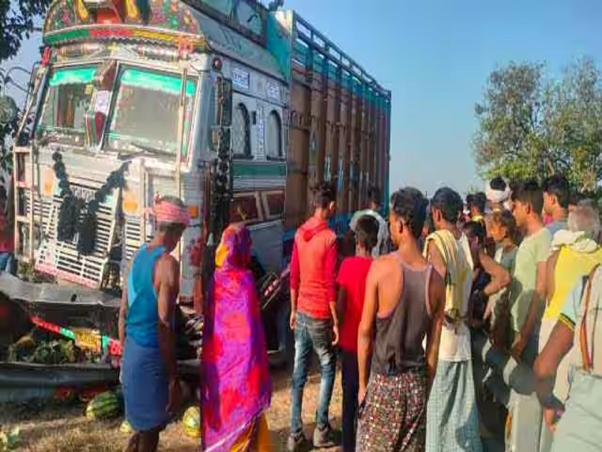 मुजफ्फरपुर में दर्दनाक सड़क हादसा, अनियंत्रित ट्रक ने सड़क किनारे खड़े लोगों को रौंदा, तीन की मौत