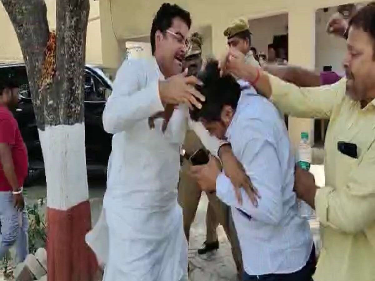 Video: अमेठी में सपा विधायक ने थाने में बीजेपी उम्मीदवार के पति को पीटा, वायरल