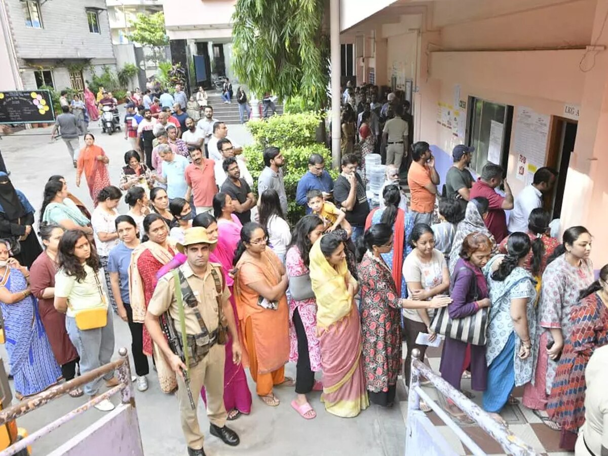 Karnatka Election 2023: मशीन में बंद हुई उम्मीदवारों की किस्मत, देखिए एग्जिट पोल में कौन जीता?