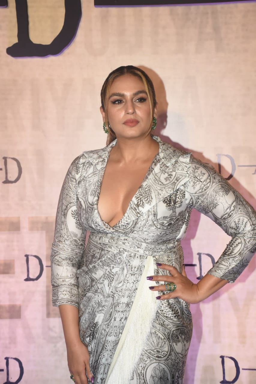 Sexy Huma Qureshi Steal All Limelight In Sonakshi Sinha Dahaad Screening Shows Full Breast