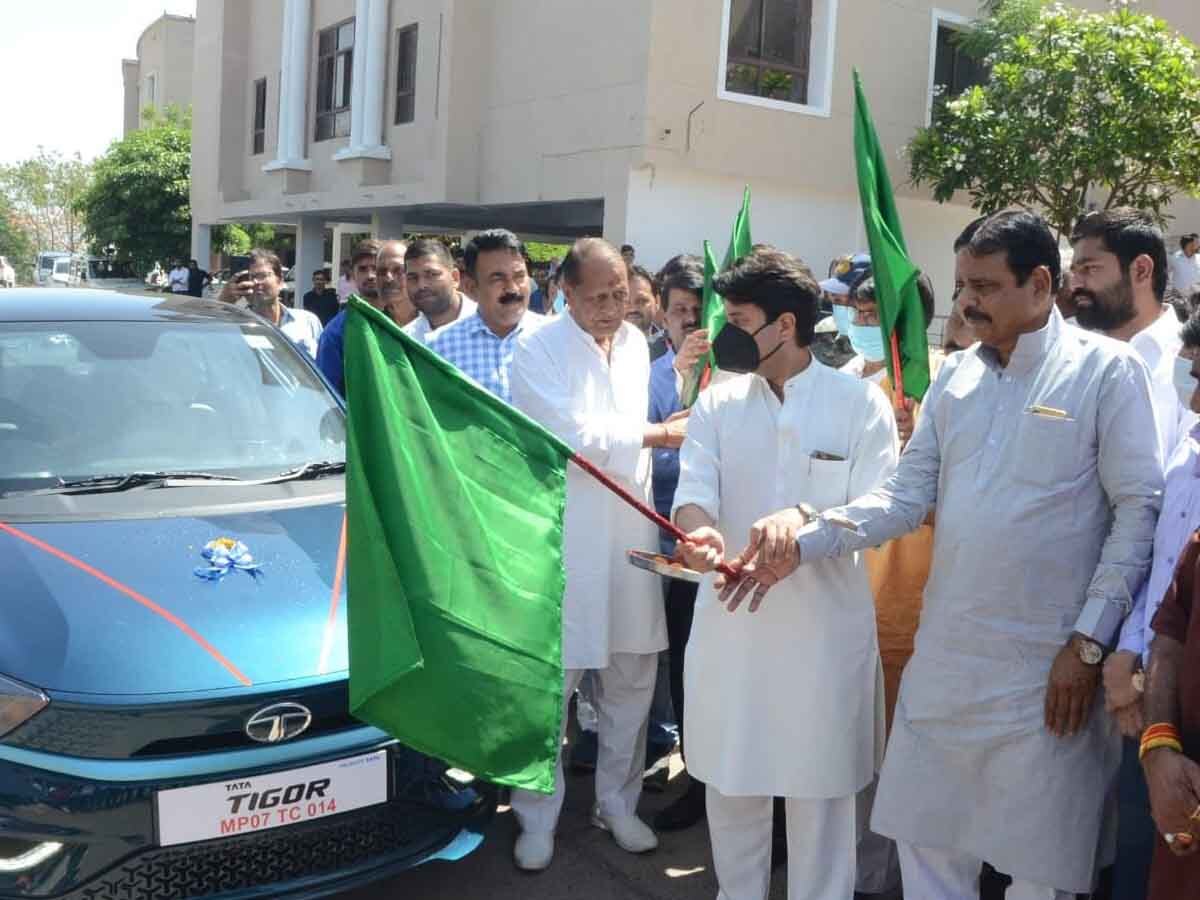 Ev Car in Gwalior: ग्वालियर नगर निगम के 11 अधिकारी चलेंगे इलेक्ट्रिक कार से, ज्योतिरादित्य सिंधिया ने दिखाई हरी झंडी