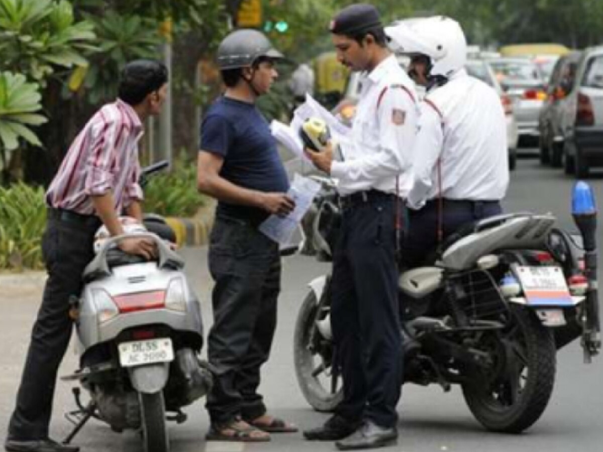 आधी बांह की शर्ट या टी-शर्ट पहनकर बाइक चलाई तो भी कटेगा Challan? बाहर बाद में जाना, पहले जान लो नियम