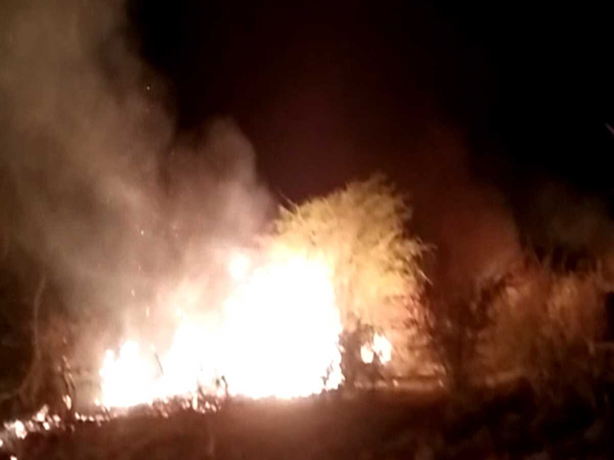मोहनगढ में नहरी इलाके के जंगल में लगी आग, बुझाने की कोशिश में लगीं दमकल की गड़ियां और सेना के जवान 