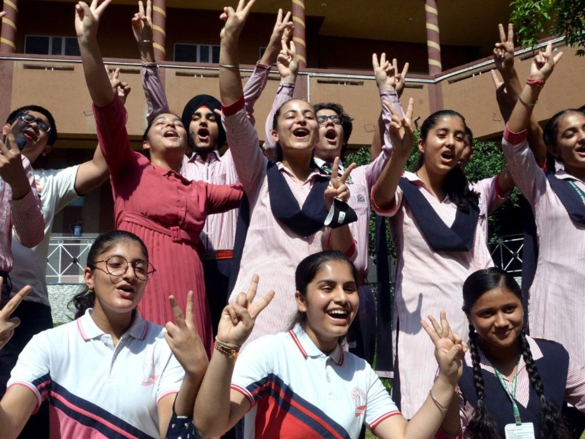 CBSE Class 12th Result OUT LIVE: सीबीएसई का रिजल्ट हुआ जारी, फटाफट यहां देखें अपना परीक्षा परिणाम