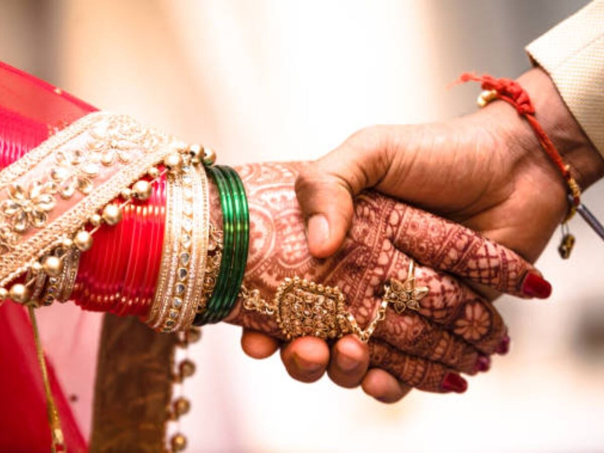 Unique Marriage : महंगाई से परेशान दूल्हा बैलगाड़ी में बारात लेकर पहुंचा तो दुल्हन का ससुरालवालों ने ऐसे किया स्वागत