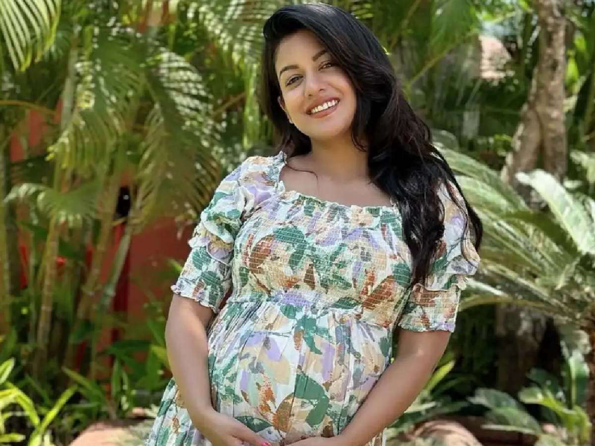 Ishita Dutta Pregnancy Video: इशिता दत्ता ने पति संग कराया मेटरनिटी फोटोशूट, स्लिट गाउन में फ्लॉन्ट किया बेबी बंप 