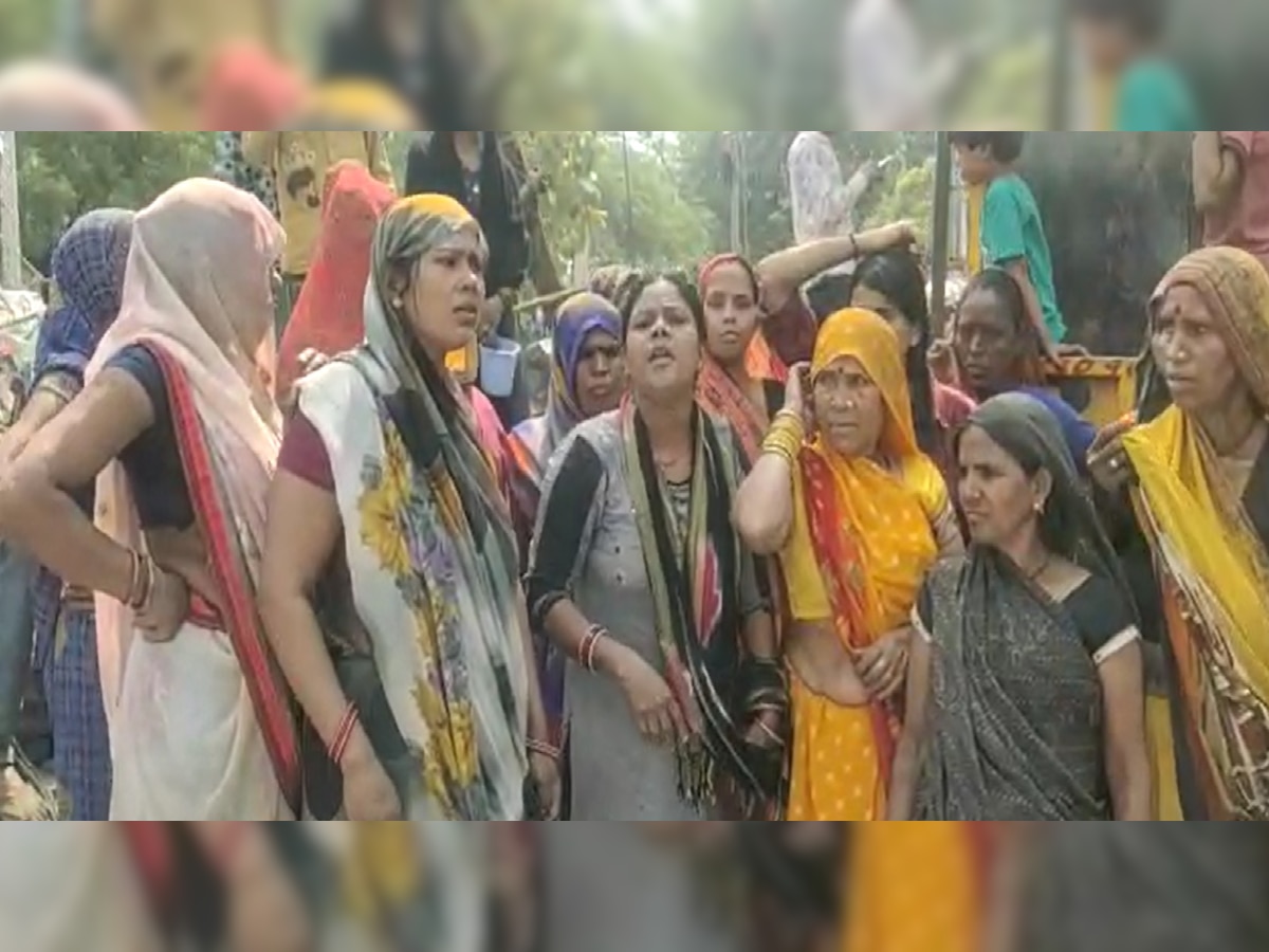 Delhi News: धौलाकुआं में झुग्गियों पर चला बुलडोजर, रोती-बिलखती महिलाओं ने सरकार पर लगाया ये आरोप