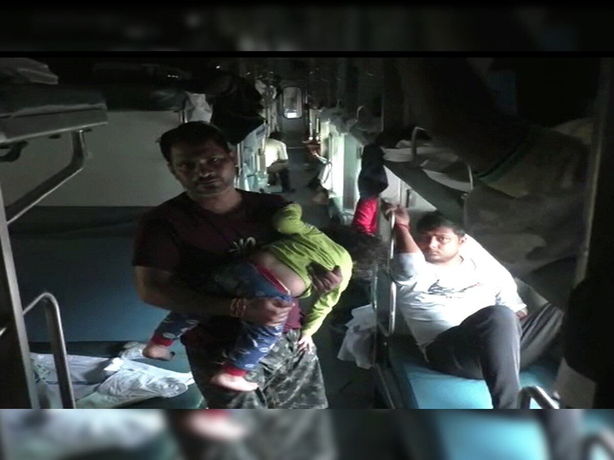 Bharatpur : तपती गर्मी में ट्रेन का AC खराब, स्टेशन पर ही उतरे बनारस के यात्री, हुआ हंगामा
