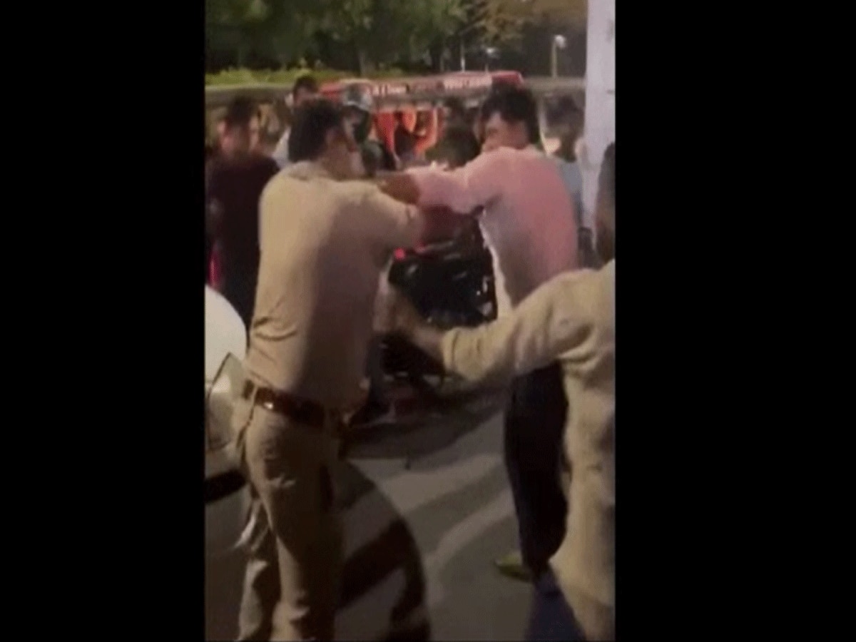 NOIDA CRIME: इस शहर में सुरक्षित नहीं पुलिस वाले, दरोगा का पिटाई का वीडियो आया सामने, देखें