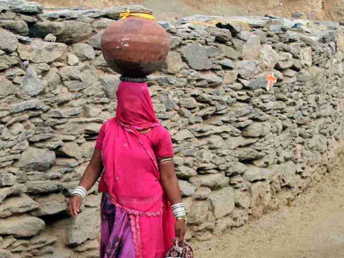नागौर के खींवसर में महंगा पानी खरीदने की मजबूर, महिलाओं की चेतावनी नहीं आया पानी तो करेंगे भूख हड़ताल