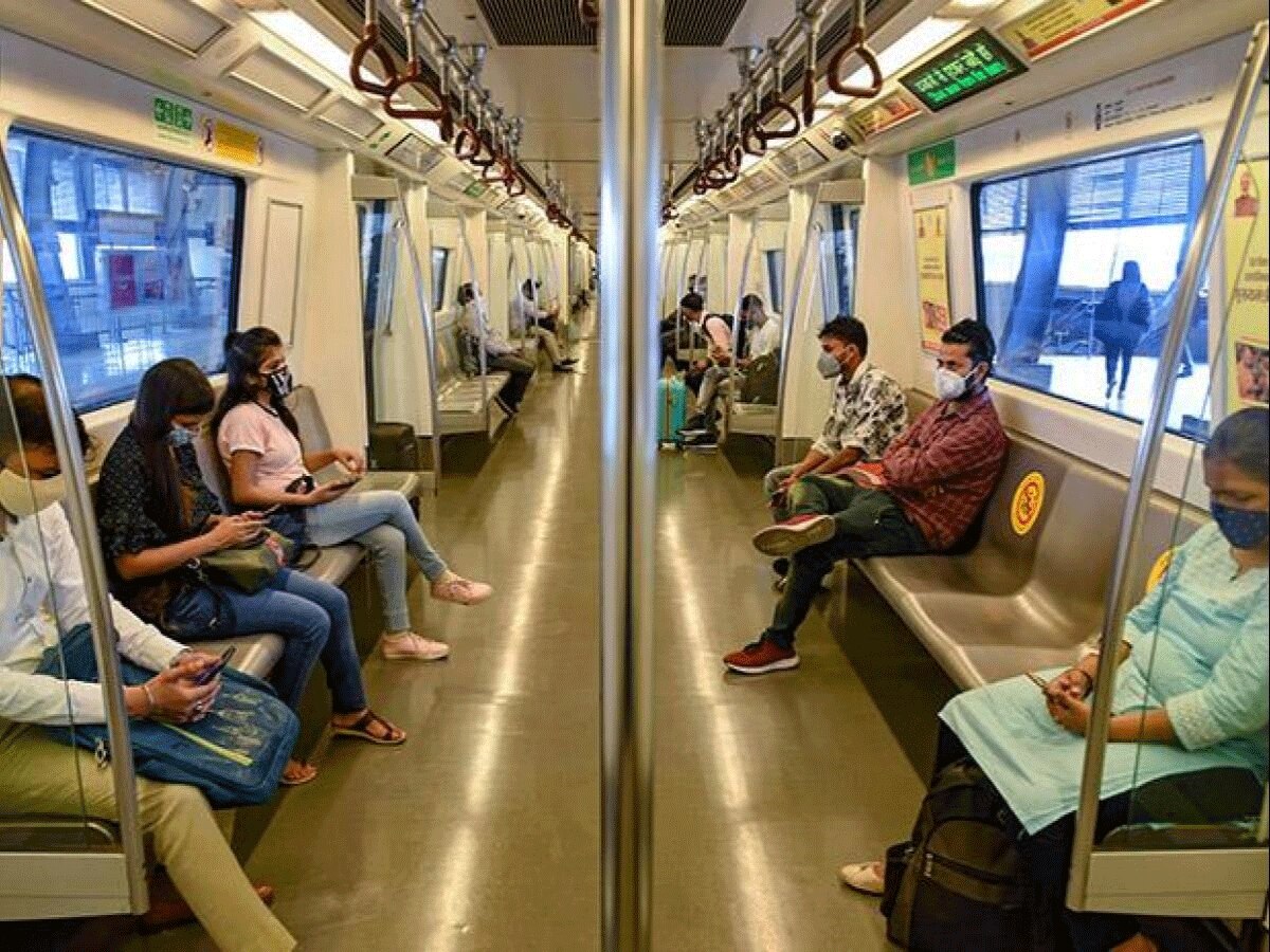 Delhi Metro: दिल्ली मेट्रो में होने वाली 'गंदी हरकत' पर लगेगी लगाम! DMRC ने उठाया ये बड़ा कदम