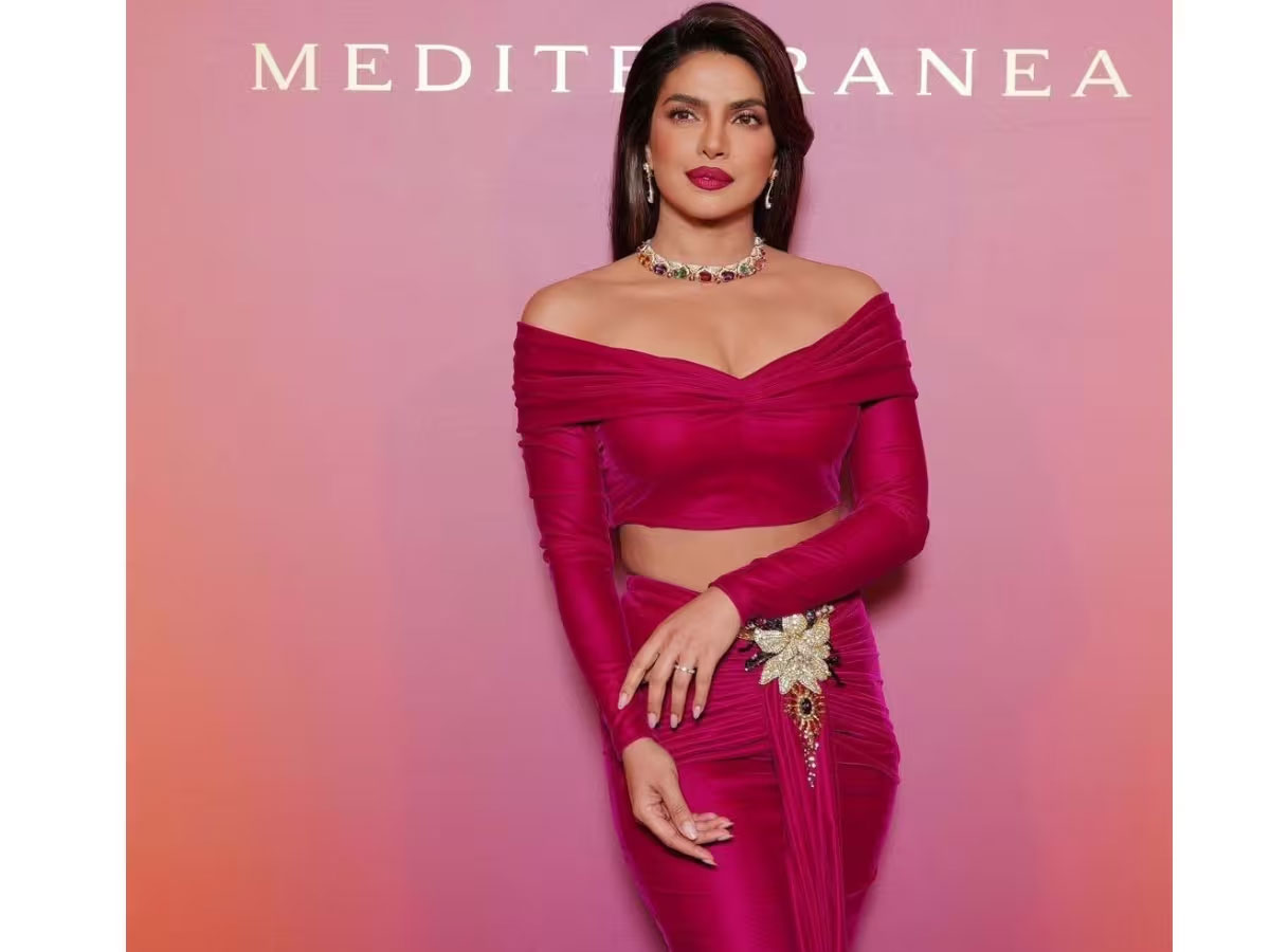 लाल रंग की ड्रेस में मचाया कहर