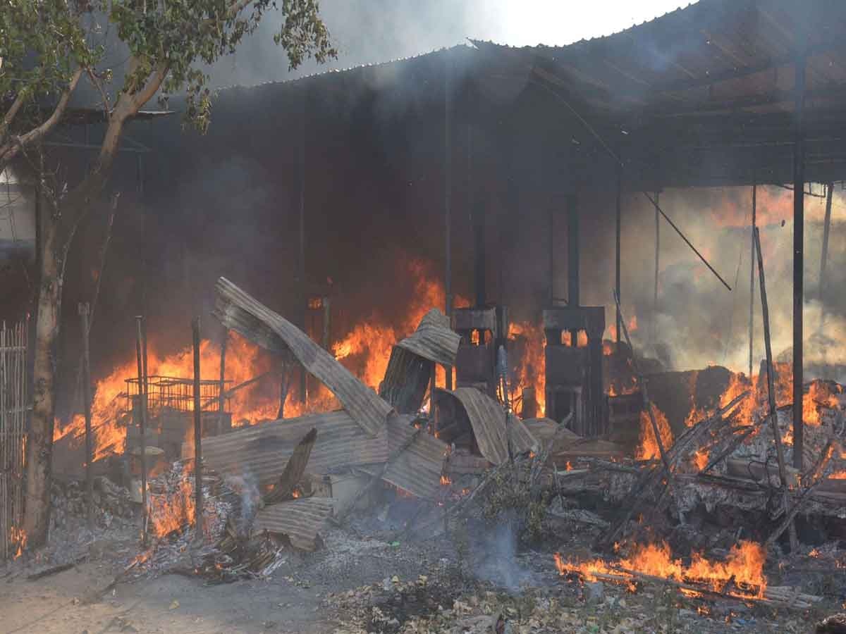 Alwar news:  गर्मी के बढ़ते तेवर के साथ, अवैध रूप से संचालित कबाड़ के गोदाम में लगी आग