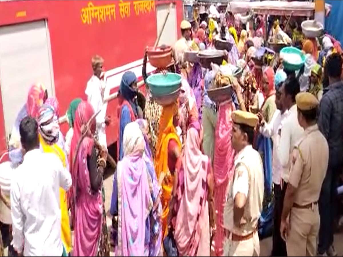 दौसा में महिला नरेगाकर्मियों ने गुप्तेश्वर सर्किल पर लगाया जाम, गैरहाजिरी लगाने को लेकर विवाद