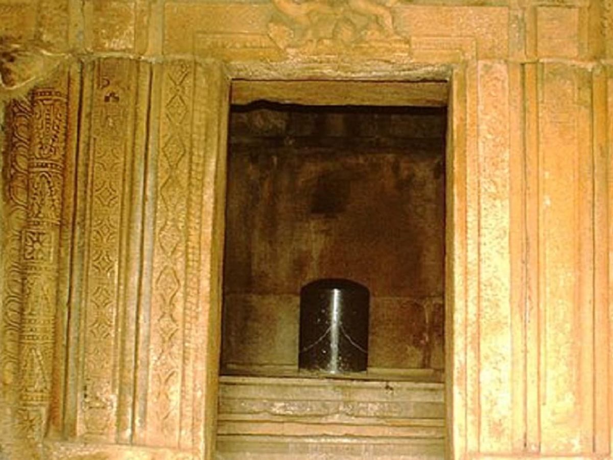 मंदिर के गर्भगृह में पोंछा लगाएं