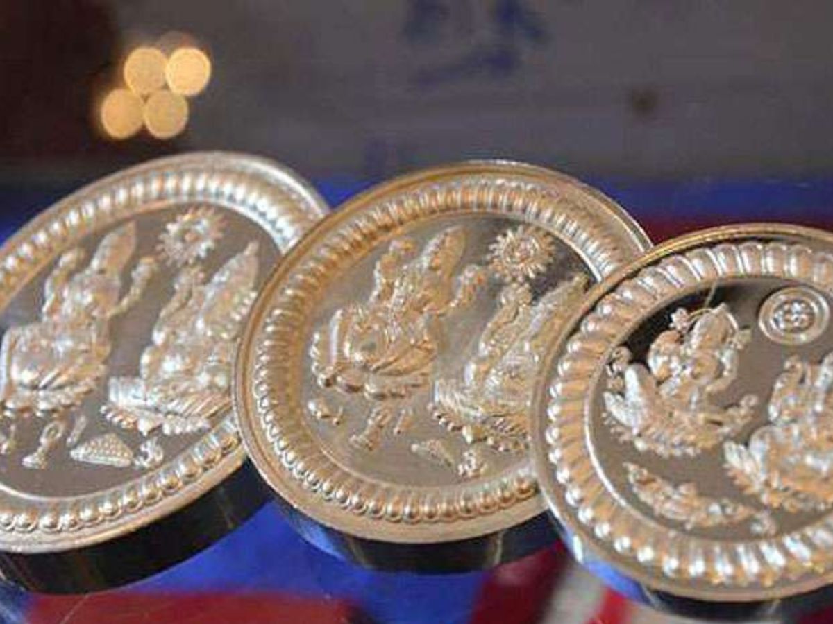 पर्स में रखें चांदी का सिक्का