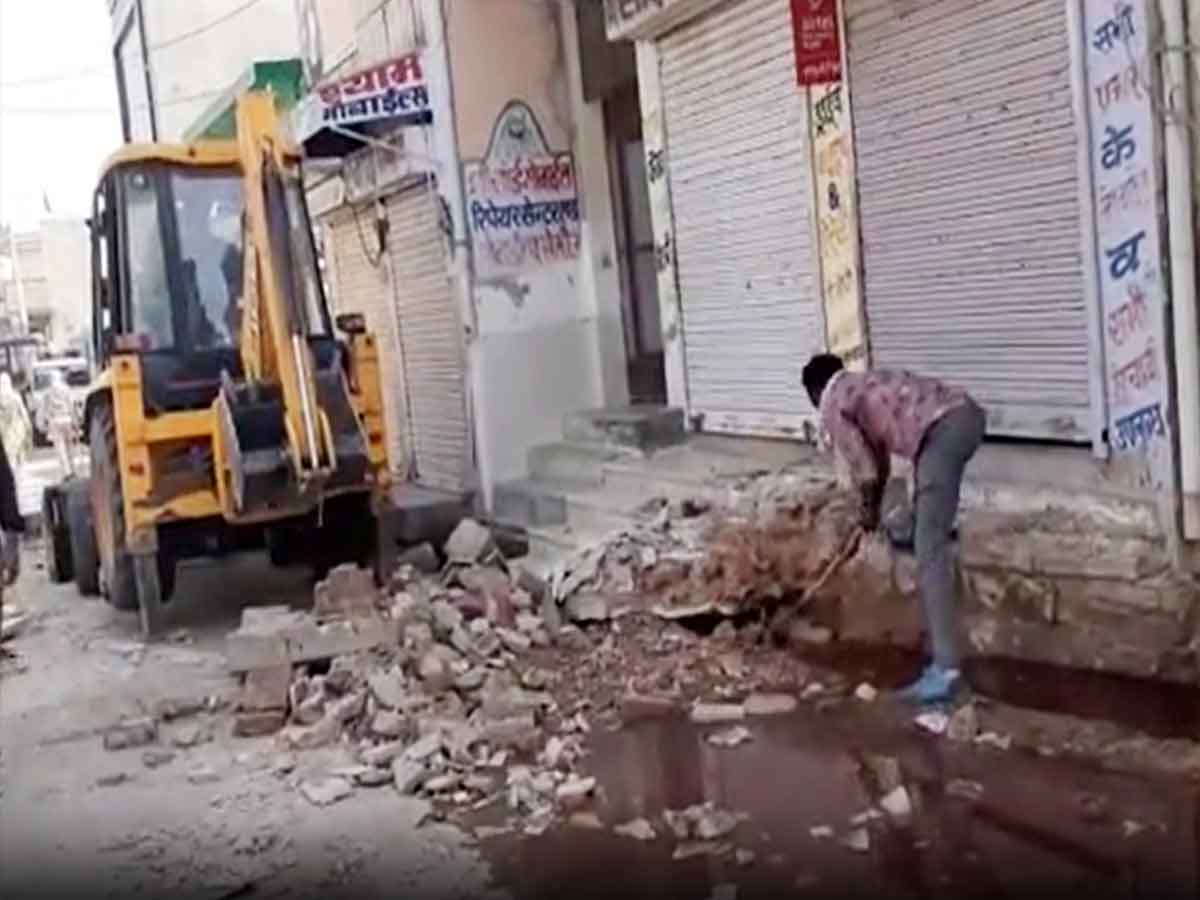 Churu news bulldozer of municipality in Rajaldesar encroachment removed
