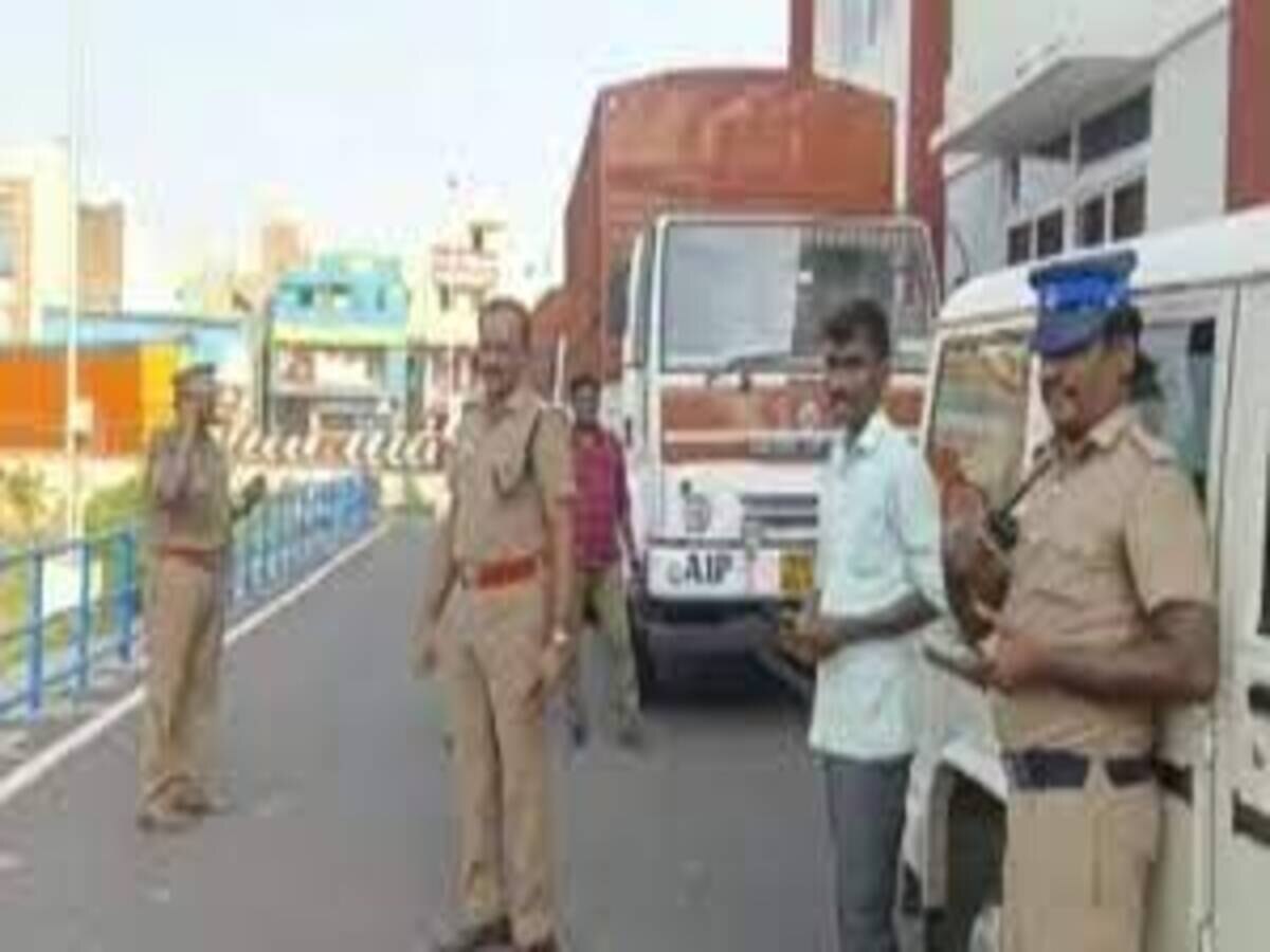Tamil Nadu Police: ଯାତ୍ରା କରିବା ବେଳେ ରାସ୍ତାରେ ଅଚାନକ ଅଟକିଲା ଟ୍ରକ, ରାସ୍ତାରେ ଜମା ହେଲେ ଲୋକେ, ଜାଣନ୍ତୁ ପୁରା ଘଟଣା