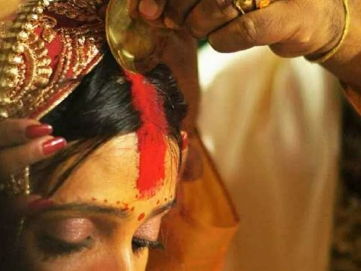 Dulha-Dulhan: स्टेज पर चल रही थी जयमाला, अचानक आया सनकी आशिक और दुल्हन की भर दी मांग; फिर...