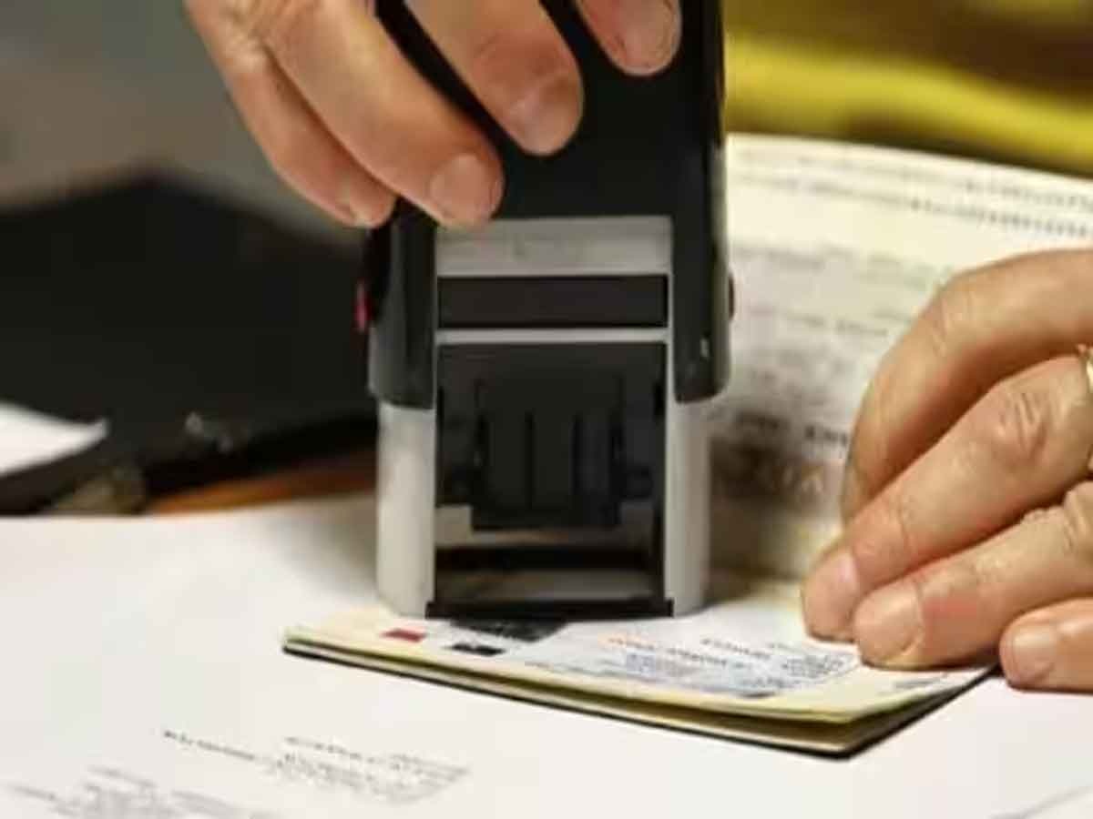 Green Card: भारतीयों को ग्रीन कार्ड के लिए क्यों करना पड़ रहा है लंबा इंतजार, US ने बताई वजह 