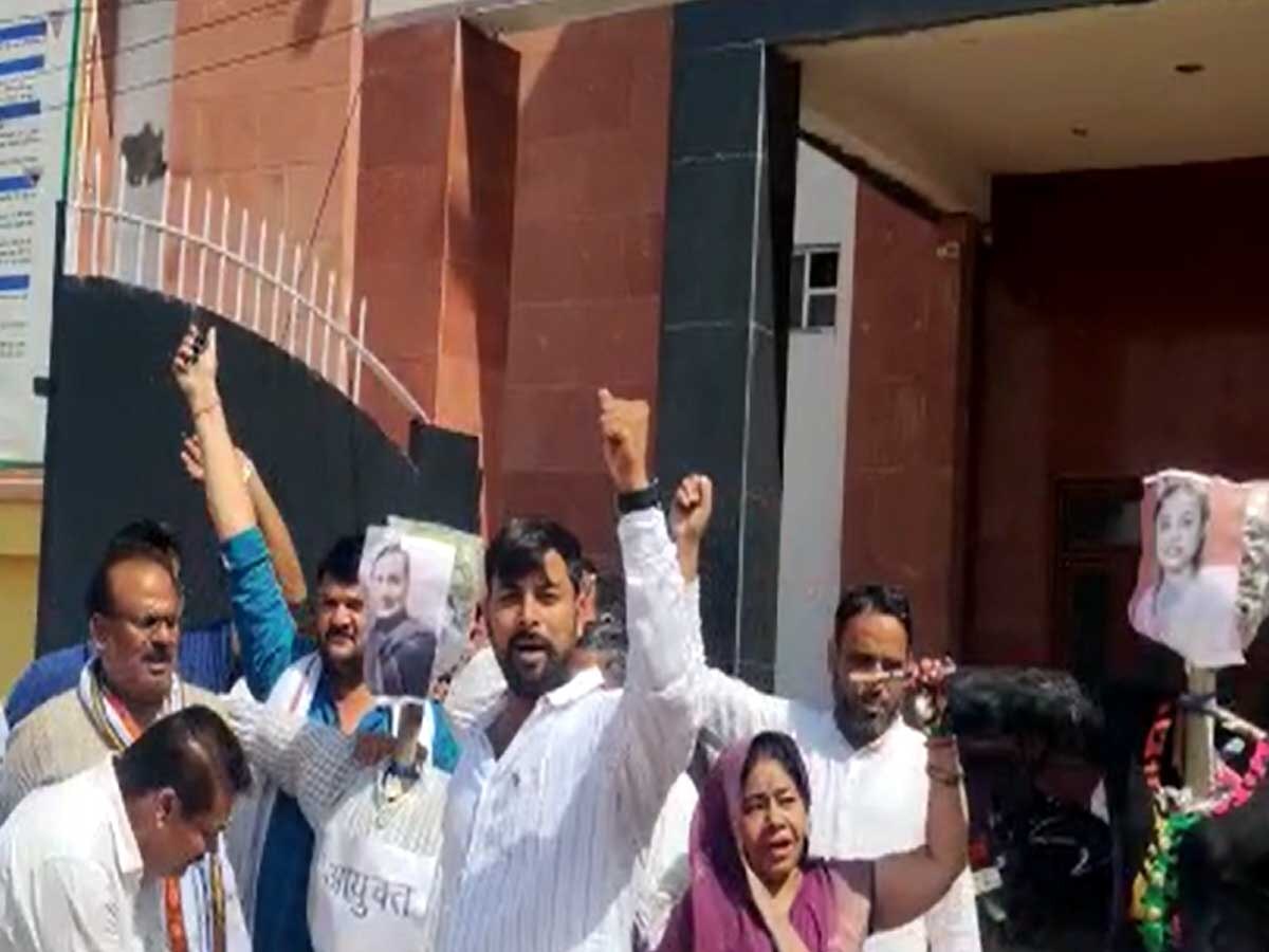 धौलपुर में अनशन पर बैठे कांग्रेस, बीजेपी और निर्दलीय पार्षदों ने सभापति और नगर परिषद प्रशासन के खिलाफ की नारेबाजी