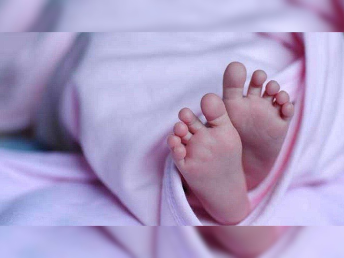 Aligarh: प्रसव पीड़ा से तड़प रही महिला को अस्पताल से बाहर निकाला, प्रसूता ने झाड़ियों में दिया बच्चे को जन्म 