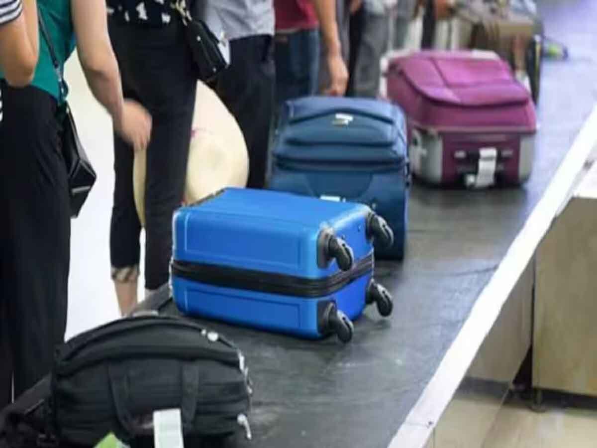 https://hindi.cdn.zeenews.com/hindi/sites/default/files/2023/05/20/1814280-airlines-baggage-fee.jpg?im=FitAndFill=(1200,900)