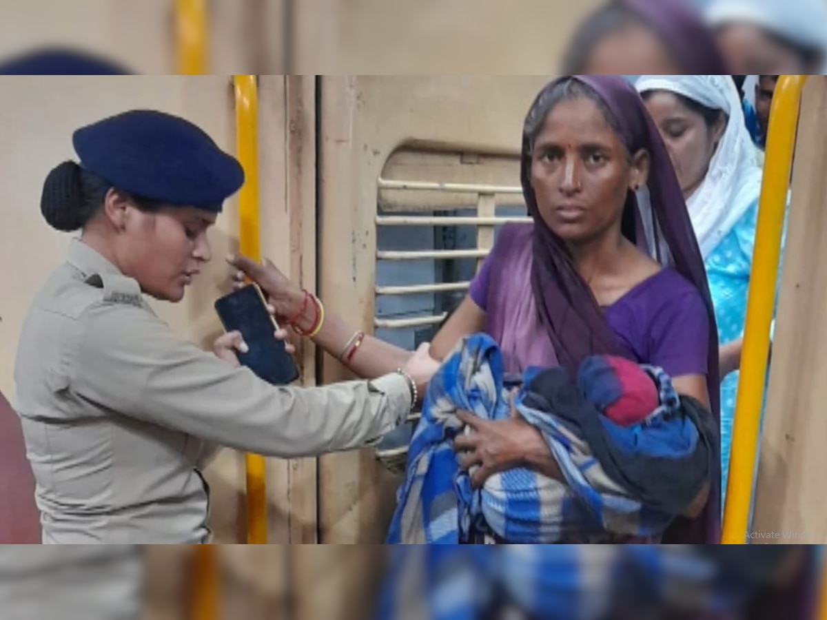 झांसी में ट्रेन में गर्भवती महिला ने बच्चे को दिया जन्म,आरपीएफ की महिला सिपाहियों ने जीता दिल