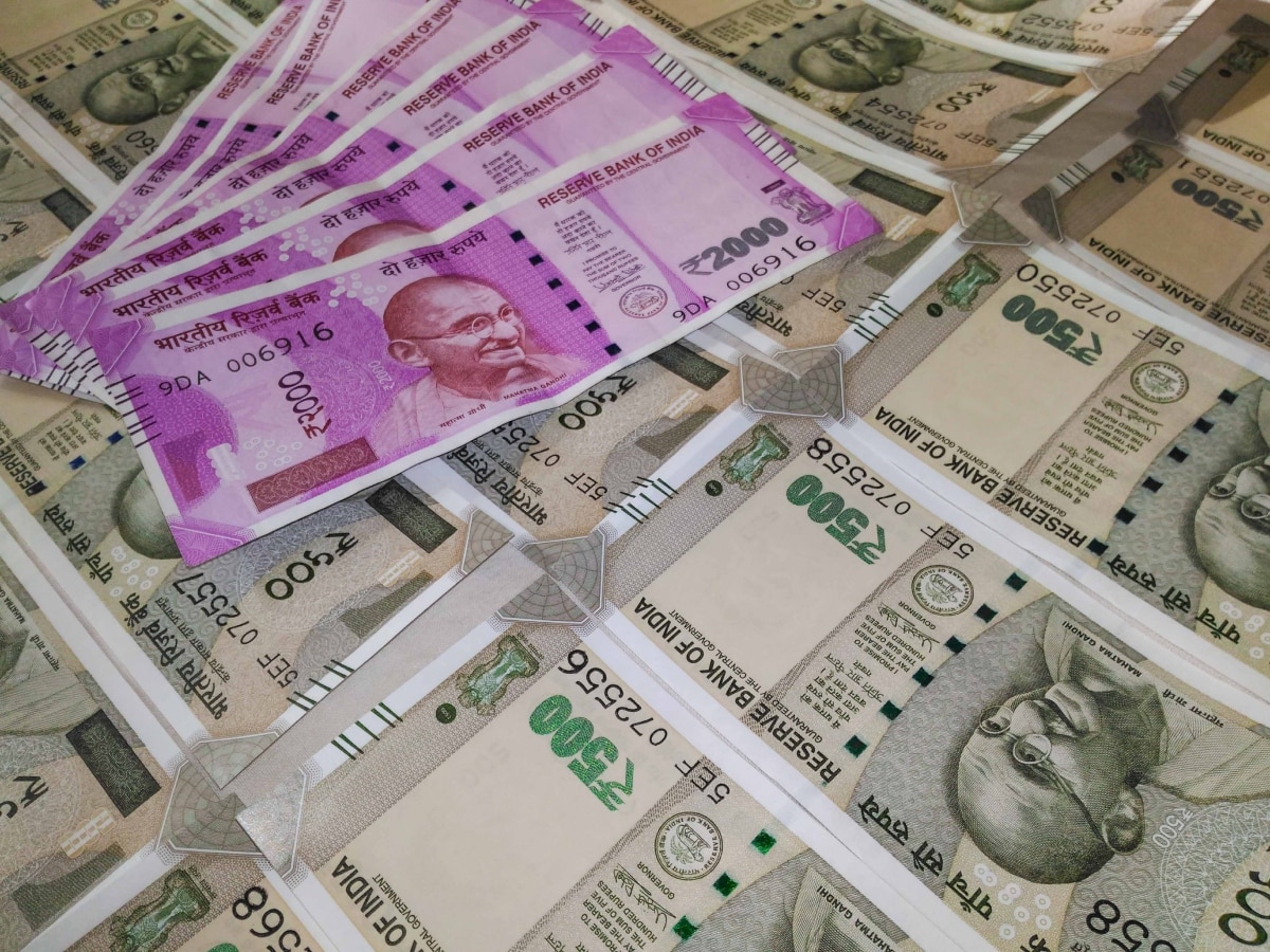 Cash in Jaipur: जयपुर के सरकारी दफ्तर की अलमारी से मिले 2000-500 रुपये के करोड़ों के नोट, सोने का बिस्किट भी बरामद