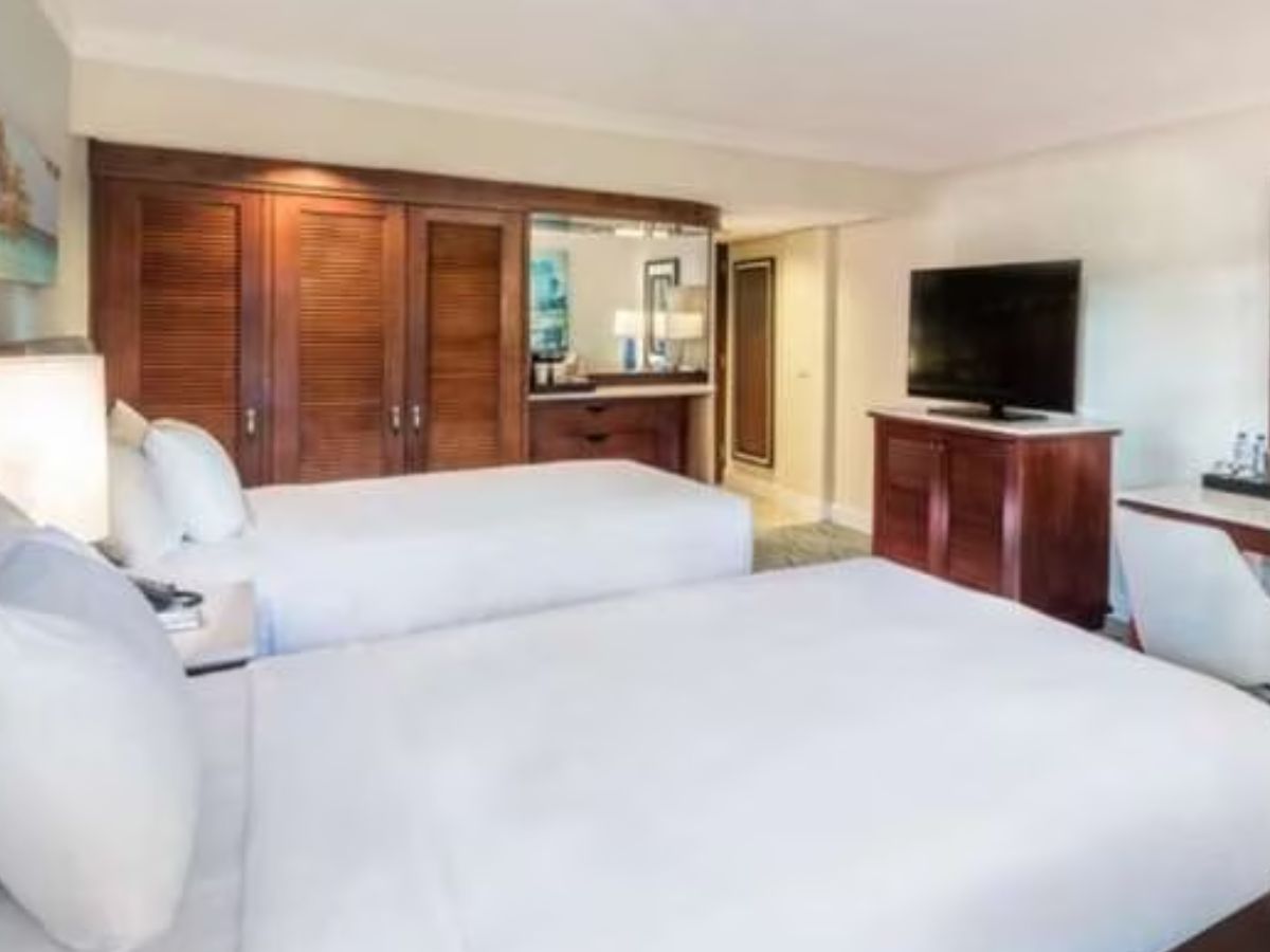 Why hotels use only white color bedsheets know truth behind the secret of business होटलों में