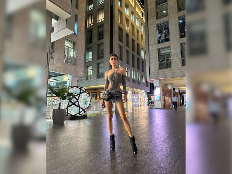 ऑफ शोल्डर टॉप और मिनी स्कर्ट 