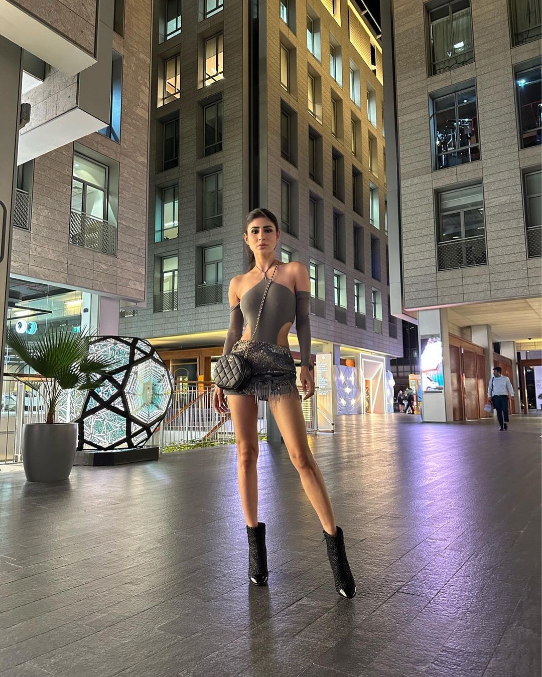 ऑफ शोल्डर टॉप और मिनी स्कर्ट