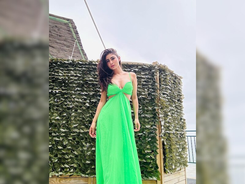 डीप नेक गाउन