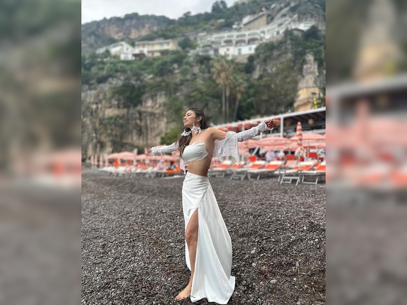 बैकलेस टॉप और साइड स्लिट स्कर्ट 