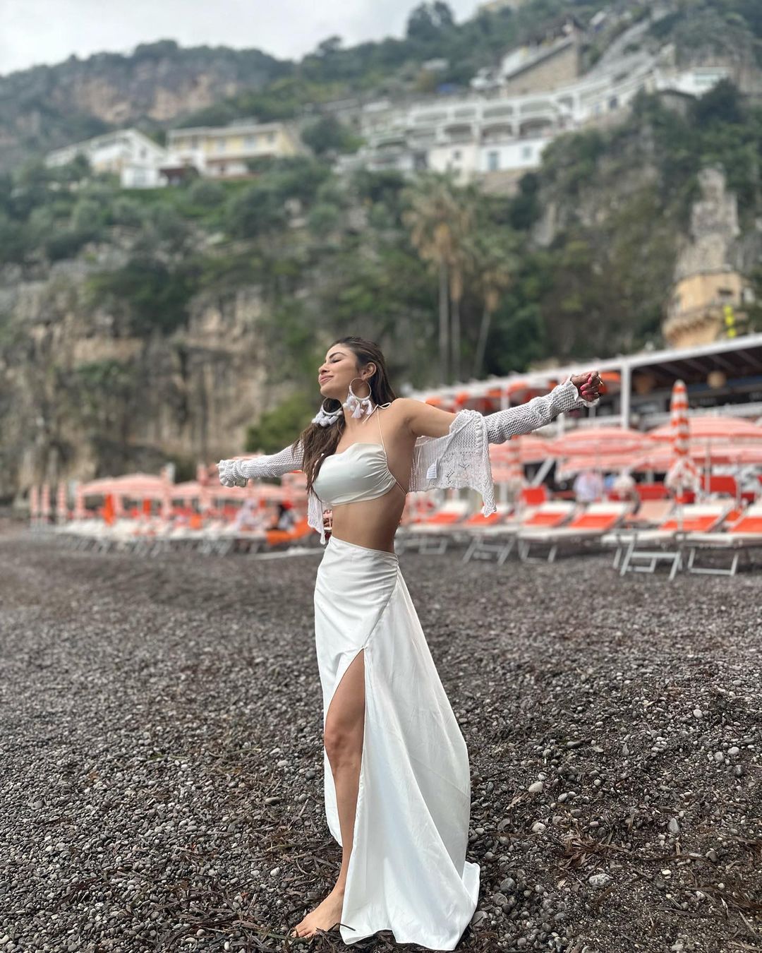 बैकलेस टॉप और साइड स्लिट स्कर्ट