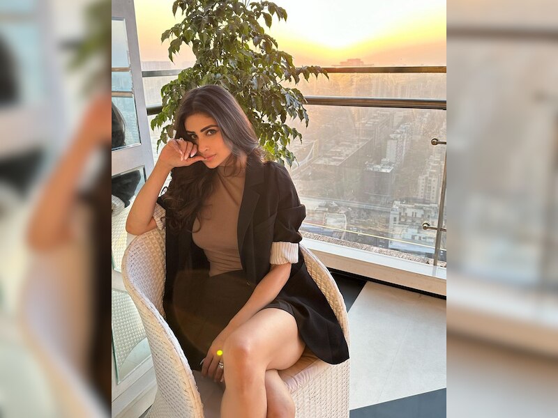 हाई नेक टॉप और स्कर्ट 