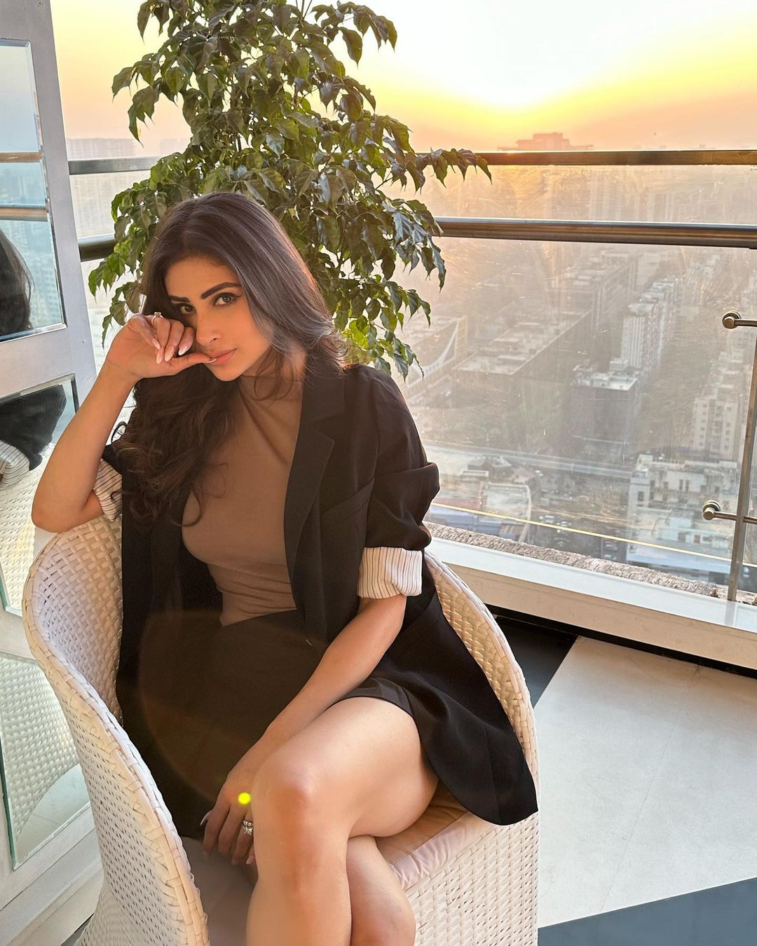 हाई नेक टॉप और स्कर्ट