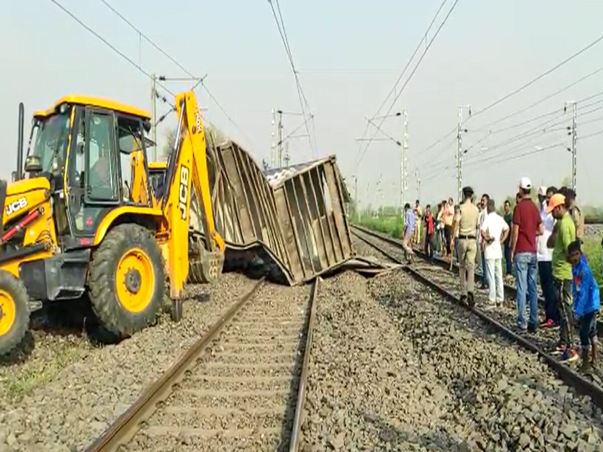 मालगाड़ी का कंटेनर रेलवे ट्रैक पर पलटा, गया- पंडित दीनदयाल रेल सेवा प्रभावित