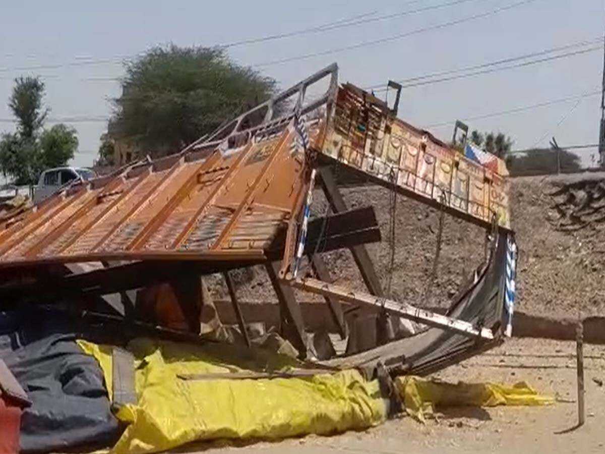 Sikar: राष्टीय राजमार्ग चूरू रामगढ़ में दो ट्रकों की हुई भिड़ंत,रेलिंग तोड़ते हुए गिरा नीचे
